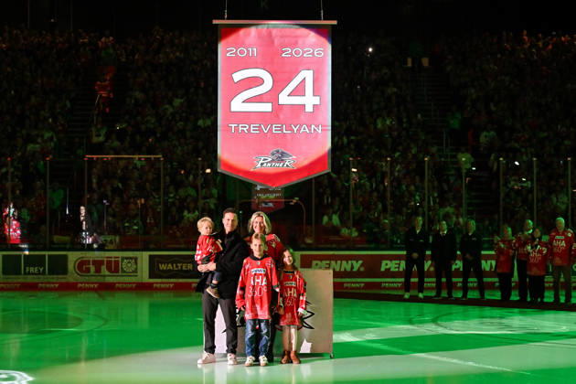 Penny DEL, Augsburger Panther vs. Adler Mannheim, October 16, 2026, AUGSBURG, GERMANY, OCTOBER 16. Pictured: T. J. Trevelyan with his family in front of the No. 24 jersey, which will be raised to the arena ceiling today before the Penny DEL match between the Augsburger Panther and the Adler Mannheim on Matchday 9 at Curt Frenzel Stadium. Copyright: xBEAUTIFULxSPORTS Goldbergx