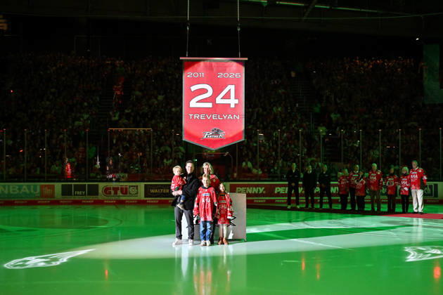 Penny DEL, Augsburger Panther vs. Adler Mannheim, October 16, 2026, AUGSBURG, GERMANY, OCTOBER 16. Pictured: T. J. Trevelyan with his family in front of the No. 24 jersey, which will be raised to the arena rafters today before the Penny DEL match between the Augsburger Panther and the Adler Mannheim on Matchday 9 at Curt Frenzel Stadium. Copyright: xBEAUTIFULxSPORTS Goldbergx