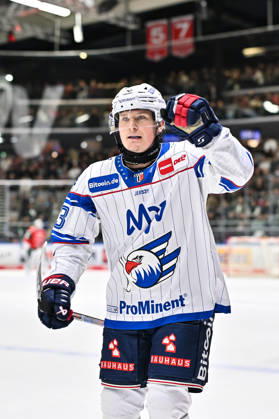 Penny DEL Augsburger Panther vs. Adler Mannheim, October 16, 2026, AUGSBURG, GERMANY, OCTOBER 16: The visiting fans celebrate after Zachary SOLOW scores to make it 1–2 for Adler Mannheim. Goal, goal scorer, joy, happy during the Penny DEL match between the Augsburger Panther and Adler Mannheim on Matchday 9 at Curt Frenzel Stadium Copyright: xBEAUTIFULxSPORTS Goldbergx