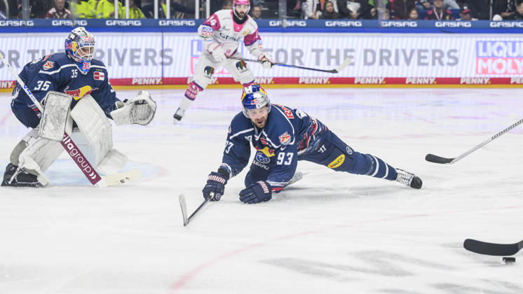 Pictured, from left: Mathias Niederberger (EHC Red Bull Munich, 35) and Maximilian Kastner (EHC Red Bull Munich, 93) throw themselves in the path of the puck, GER, Berlin, ice hockey, DEL 1, Eisbären Berlin vs. EHC Red Bull Munich, at the Uber Arena, October 16, 2026, Copyright: HMBxMedia UwexKoch