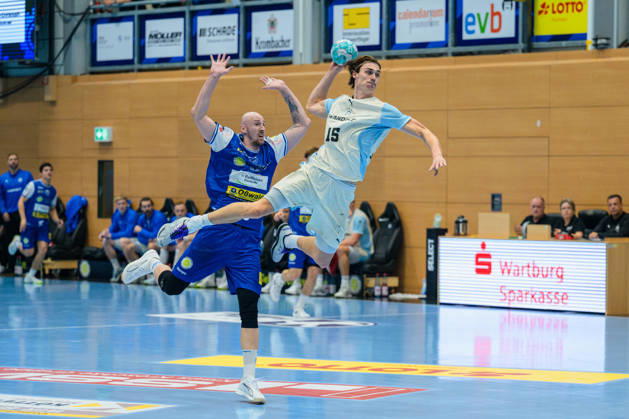 Miro Schluroff, VfL Gummersbach, 15, Dominik Solak, ThSV Eisenach, 30 GER, ThSV Eisenach vs. VfL Gummersbach, 1st Opel Handball Bundesliga, Handball, Matchday 9, 2026–2027 Season, 8:00 p.m., October 16, 2026 GER, ThSV Eisenach vs. VfL Gummersbach, 1st Opel Handball Bundesliga, Handball, Matchday 9, 2026–2027 season, 8:00 p.m., October 16, 2026, Eisenach Copyright: xMartinxHerbstx