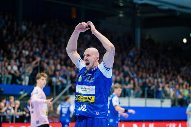 Dominik Solak of ThSV Eisenach, 30, cheers on the Eisenach fans GER, ThSV Eisenach vs. VfL Gummersbach, 1st Opel Handball Bundesliga, Handball, Matchday 9, 2026–2027 season, 8:00 p.m., October 16, 2026 GER, ThSV Eisenach vs. VfL Gummersbach, 1st Opel Handball Bundesliga, Handball, Matchday 9, 2026–2027 season, 8:00 p.m., October 16, 2026, Eisenach Copyright: xMartinxHerbstx