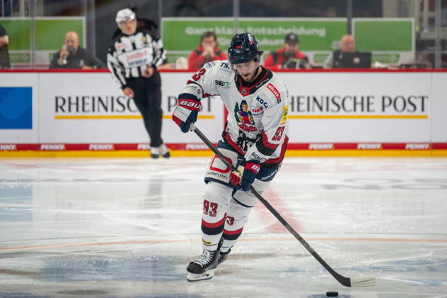 Parker Bowles of EHC Freiburg, No. 93, takes a penalty shot in the DEG vs. EHC Freiburg game, ice hockey, DEL2, Matchday 9, 2026–2027 season, October 16, 2026, DEG vs. EHC Freiburg, Ice Hockey, DEL2, Matchday 9, 2026–2027 Season, October 16, 2026, Düsseldorf Copyright: xEibner-Pressefoto ThomasxHaeslerx EP_THR