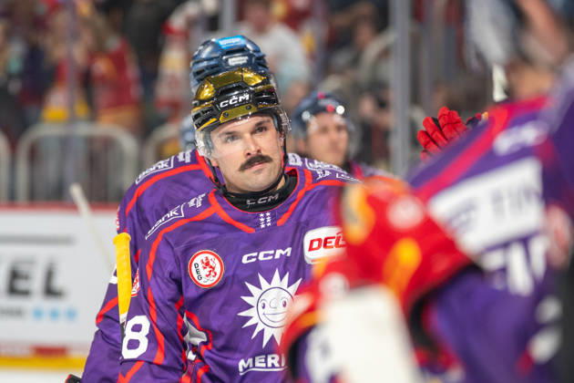 Carter Turnbull of the Düsseldorf EG, No. 98, receives good luck wishes from the bench: DEG vs. EHC Freiburg, Ice Hockey, DEL2, Matchday 9, 2026–2027 Season, October 16, 2026 DEG vs. EHC Freiburg, Ice Hockey, DEL2, Matchday 9, 2026–2027 Season, October 16, 2026 Düsseldorf Copyright: xEibner-Pressefoto ThomasxHaeslerx EP_THR