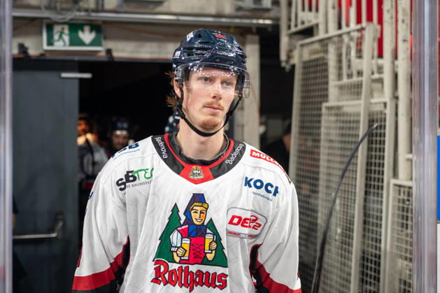 Tim Sezemsky of EHC Freiburg, who would later score a goal, skates onto the ice for the second period in the DEG vs. EHC Freiburg game, ice hockey, DEL2, Matchday 9, 2026–2027 season, October 16, 2026, DEG vs. EHC Freiburg, ice hockey, DEL2, Matchday 9, 2026–2027 season, October 16, 2026, Düsseldorf Copyright: xEibner-Pressefoto ThomasxHaeslerx EP_THR