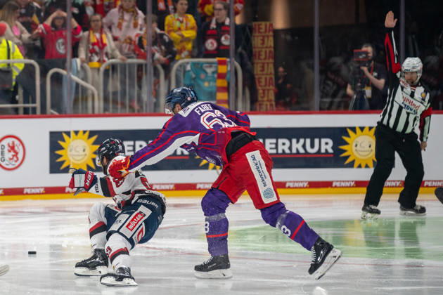 Max Faber of the Düsseldorf EG, 63, stops Parker Bowles of the EHC Freiburg, 93, and is called for the next penalty. DEG vs. EHC Freiburg, Ice Hockey, DEL2, Matchday 9, 2026–2027 Season, October 16, 2026, DEG vs. EHC Freiburg, Ice Hockey, DEL2, Matchday 9, 2026–2027 Season, October 16, 2026, Düsseldorf Copyright: xEibner-Pressefoto ThomasxHaeslerx EP_THR