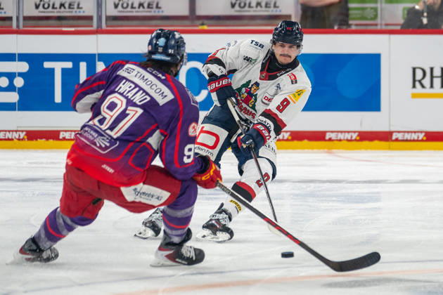 Face-off between Yushiroh Hirano (Duesseldorfer EG, 91) and Nikolas Linsenmaier (EHC Freiburg, 09); DEG vs. EHC Freiburg, ice hockey, DEL2, Matchday 9, 2026–2027 season, October 16, 2026 DEG vs. EHC Freiburg, Ice Hockey, DEL2, Matchday 9, 2026–2027 Season, October 16, 2026 Düsseldorf Copyright: xEibner-Pressefoto ThomasxHaeslerx EP_THR