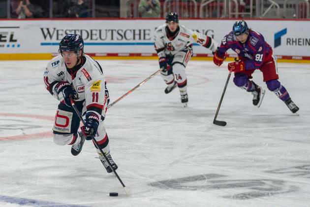 Simon Gnyp, EHC Freiburg, No. 11, charges forward. DEG vs. EHC Freiburg, Ice Hockey, DEL2, Matchday 9, 2026–2027 Season, October 16, 2026, DEG vs. EHC Freiburg, Ice Hockey, DEL2, Matchday 9, 2026–2027 Season, October 16, 2026, Düsseldorf Copyright: xEibner-Pressefoto ThomasxHaeslerx EP_THR