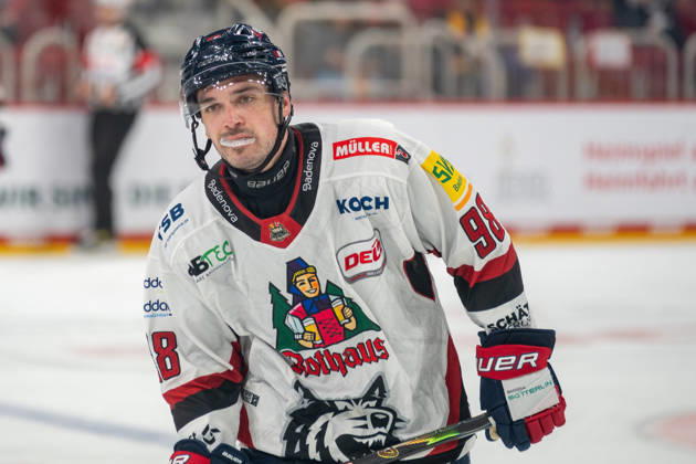 Cole Gallant, EHC Freiburg, No. 98 on his way to the bench: DEG vs. EHC Freiburg, Ice Hockey, DEL2, Matchday 9, 2026–2027 Season, October 16, 2026 DEG vs. EHC Freiburg, Ice Hockey, DEL2, Matchday 9, 2026–2027 Season, October 16, 2026 Düsseldorf Copyright: xEibner-Pressefoto ThomasxHaeslerx EP_THR