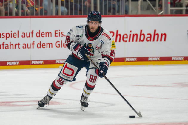 Alexander De Los Rios (EHC Freiburg, 86) leads the attack. DEG vs. EHC Freiburg, Ice Hockey, DEL2, Matchday 9, 2026–2027 Season, October 16, 2026, DEG vs. EHC Freiburg, Ice Hockey, DEL2, Matchday 9, 2026–2027 Season, October 16, 2026, Düsseldorf Copyright: xEibner-Pressefoto ThomasxHaeslerx EP_THR