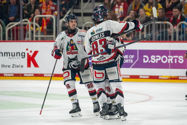 The Freiburg players celebrate Tim Sezemsky s goal to make it 4–2. EHC Freiburg, 19 DEG vs. EHC Freiburg, Ice Hockey, DEL2, Matchday 9, 2026–2027 Season, October 16, 2026, DEG vs. EHC Freiburg, ice hockey, DEL2, Matchday 9, 2026–2027 season, October 16, 2026, Düsseldorf Copyright: xEibner-Pressefoto ThomasxHaeslerx EP_THR