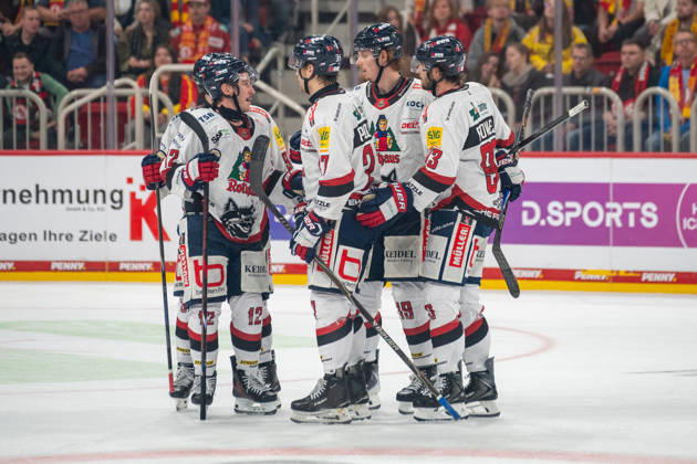 The Freiburg players celebrate the goal that made the score 4–2. DEG vs. EHC Freiburg, Ice Hockey, DEL2, Matchday 9, 2026–2027 Season, October 16, 2026, DEG vs. EHC Freiburg, Ice Hockey, DEL2, Matchday 9, 2026–2027 Season, October 16, 2026, Düsseldorf Copyright: xEibner-Pressefoto ThomasxHaeslerx EP_THR