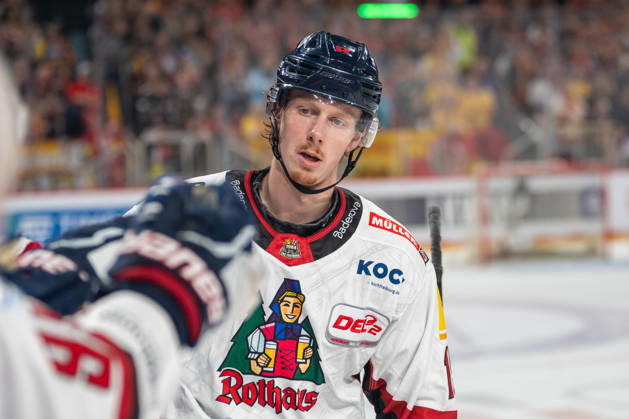 Tim Sezemsky of EHC Freiburg, 19, receives congratulations on his goal at the bench. DEG vs. EHC Freiburg, Ice Hockey, DEL2, Matchday 9, 2026–2027 Season, October 16, 2026, DEG vs. EHC Freiburg, Ice Hockey, DEL2, Matchday 9, 2026–2027 Season, October 16, 2026, Düsseldorf Copyright: xEibner-Pressefoto ThomasxHaeslerx EP_THR