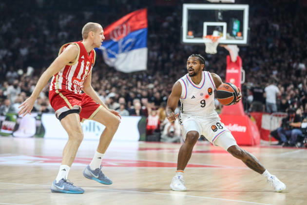 Crvena Zvezda v Paris - EuroLeague BELGRADE, SERBIA - OCTOBER 16: Tyson Etienne (9) of Paris Basketball in action against Dejan Davidovac (L) of Crvena Zvezda during the Basketball EuroLeague Round 6 match between Crvena Zvezda and Paris at Belgrade Arena in Belgrade, Serbia on October 16, 2026. Filip Stevanovic Anadolu Belgrade Serbia. Editorial use only. Please get in touch for any other usage.  Copyright: x2026xAnadoluxFilipxStevanovicx