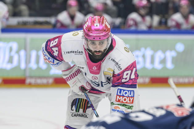 In the photo, from left: Liam Kirk of Eisbären Berlin 94, waiting for the puck, GER, Berlin, ice hockey, DEL 1, Eisbären Berlin vs. EHC Red Bull Munich, at the Uber Arena, October 16, 2026, Copyright: HMBxMedia UwexKoch