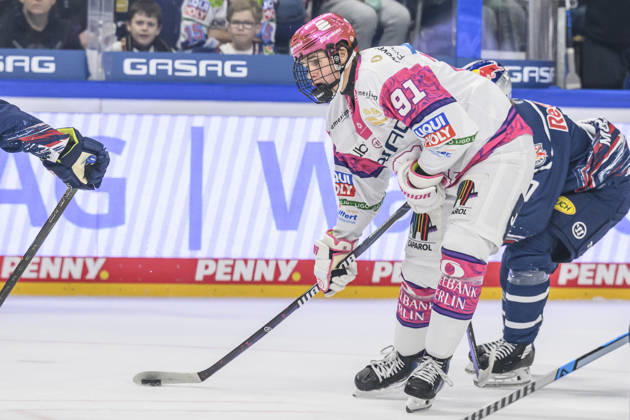 Pictured, from left: Tobias Krestan of Eisbären Berlin 91, on the attack, GER, Berlin, ice hockey, DEL 1, Eisbären Berlin vs. EHC Red Bull Munich, at the Uber Arena, October 16, 2026, Copyright: HMBxMedia UwexKoch