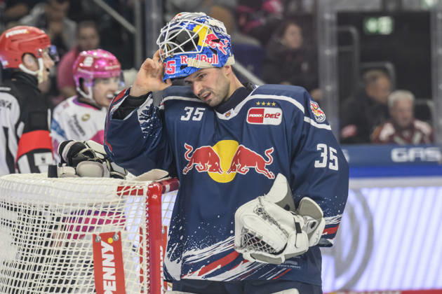 In the photo, from left: Mathias Niederberger, EHC Red Bull Munich, 35, looking sad, depressed, and angry; GER, Berlin, ice hockey, DEL 1, Eisbären Berlin vs. EHC Red Bull Munich, at the Uber Arena, October 16, 2026, Copyright: HMBxMedia UwexKoch