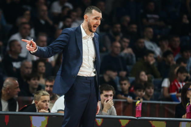 Crvena Zvezda v Paris - EuroLeague BELGRADE, SERBIA - OCTOBER 16: Head coach Maxime Lefevre of Paris Basketball gives tactical instructions to his players during the Basketball EuroLeague Round 6 match between Crvena Zvezda and Paris at Belgrade Arena in Belgrade, Serbia on October 16, 2026. Filip Stevanovic Anadolu Belgrade Serbia. Editorial use only. Please get in touch for any other usage.  Copyright: x2026xAnadoluxFilipxStevanovicx