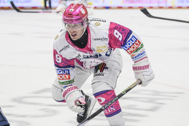 Pictured, from left: Ty Ronning of Eisbären Berlin 09, on the attack, GER, Berlin, ice hockey, DEL 1, Eisbären Berlin vs. EHC Red Bull Munich, at the Uber Arena, October 16, 2026, Copyright: HMBxMedia UwexKoch