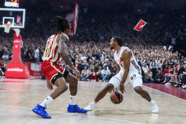Crvena Zvezda v Paris - EuroLeague BELGRADE, SERBIA - OCTOBER 16: Tyson Etienne (9) of Paris Basketball in action against Chima Moneke (95) of Crvena Zvezda during the Basketball EuroLeague Round 6 match between Crvena Zvezda and Paris at Belgrade Arena in Belgrade, Serbia on October 16, 2026. Filip Stevanovic Anadolu Belgrade Serbia. Editorial use only. Please get in touch for any other usage.  Copyright: x2026xAnadoluxFilipxStevanovicx