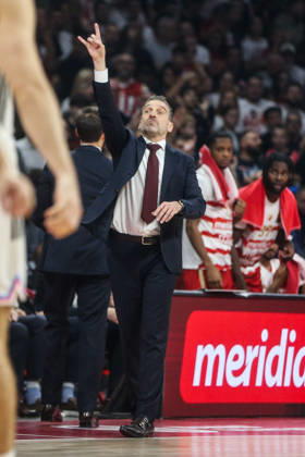 Crvena Zvezda v Paris - EuroLeague BELGRADE, SERBIA - OCTOBER 16: Head coach Ibon Navarro of Crvena Zvezda gives tactical instructions to his players during the Basketball EuroLeague Round 6 match between Crvena Zvezda and Paris at Belgrade Arena in Belgrade, Serbia on October 16, 2026. Filip Stevanovic Anadolu Belgrade Serbia. Editorial use only. Please get in touch for any other usage.  Copyright: x2026xAnadoluxFilipxStevanovicx