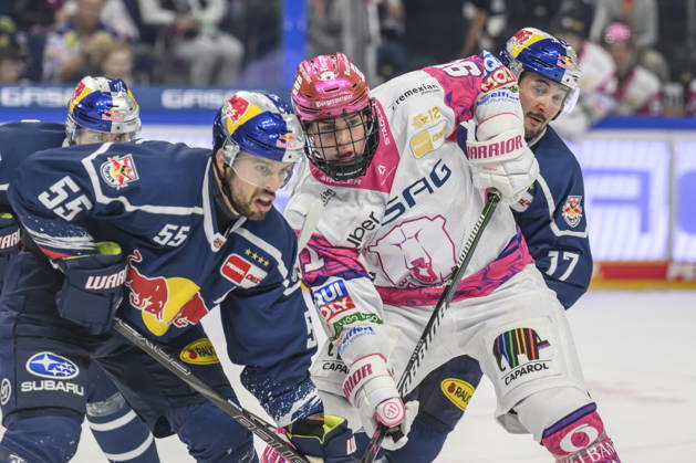 In the photo, from left: Fabio Wagner (EHC Red Bull Munich 55) at the faceoff, Tobias Krestan (Eisbären Berlin 91), Taro Hirose (EHC Red Bull Munich 17); battle, action, fight, battling for the puck, GER, Berlin, ice hockey, DEL 1, Eisbären Berlin vs. EHC Red Bull Munich, at the Uber Arena, October 16, 2026, Copyright: HMBxMedia UwexKoch