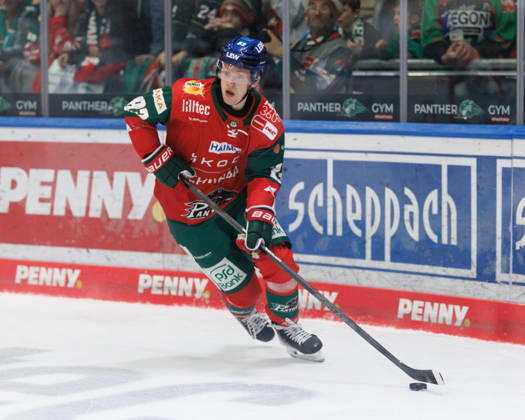 Sebastian Zwickl 83, Augsburg Panthers, during the game between the Augsburg Panthers and Adler Mannheim, ice hockey, men s, DEL, 2026–2027, Matchday 9 on October 16, 2026, in Augsburg, Curt Frenzel Stadium, Bavaria, Germany