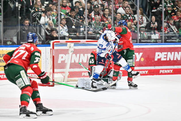 Penny DEL, Augsburger Panther vs. Adler Mannheim, October 16, 2026, AUGSBURG, GERMANY, October 16: Brooks MACEK of Adler Mannheim (No. 13) and Enrico HENRIQUEZ of the Augsburger Panther (No. 52) face off in front of Tobias ANCICKA of the Augsburger Panther (No. 45) during the Penny DEL match between the Augsburger Panther and Adler Mannheim on the 9th gameat the Curt Frenzel Stadium Copyright: xBEAUTIFULxSPORTS Goldbergx