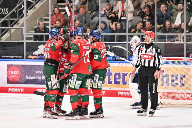 Penny DEL: Augsburger Panther vs. Adler Mannheim, October 16, 2026, AUGSBURG, GERMANY OCTOBER 16 The Panthers celebrate after Moritz ELIAS scores to make it 2–3. Augsburg Panthers 46 Goal Scorer Joy Happy during the Penny DEL match between the Augsburg Panthers and Adler Mannheim on Matchday 9 at Curt Frenzel Stadium Copyright: xBEAUTIFULxSPORTS Goldbergx