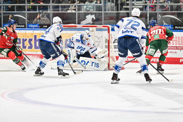 Penny DEL, Augsburger Panther vs. Adler Mannheim, October 16, 2026, AUGSBURG, GERMANY OCTOBER 16 Philipp KRAUß of the Augsburger Panther (No. 20) is stopped by Jake HILDEBRAND of the Adler Mannheim (No. 30) during this play in the Penny DEL match between the Augsburger Panther and the Adler Mannheim on Matchday 9 at Curt Frenzel Stadium Copyright: xBEAUTIFULxSPORTS Goldbergx