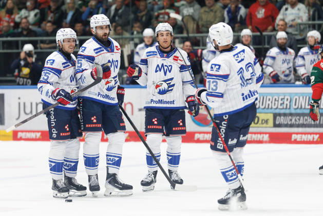 Team Adler Mannheim scores the 1-3 goal in the game between the Augsburger Panther and Adler Mannheim, ice hockey, men s, DEL, 2026–2027, Matchday 9 on October 16, 2026, in Augsburg, Curt Frenzel Stadium, Bavaria, Germany