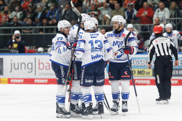 Team Adler Mannheim scores the 1-3 goal in the game between the Augsburger Panther and Adler Mannheim, ice hockey, men s, DEL, 2026–2027, Matchday 9 on October 16, 2026, in Augsburg, Curt Frenzel Stadium, Bavaria, Germany