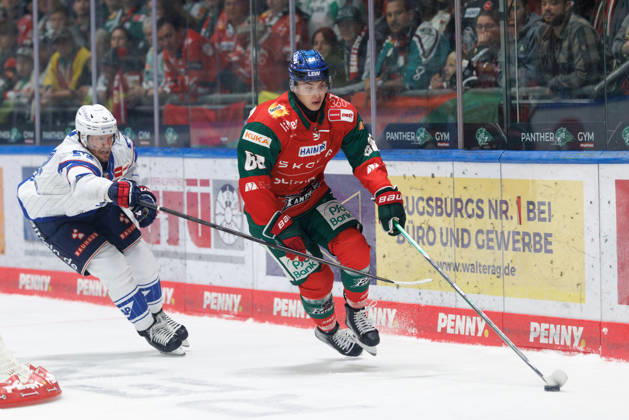 Fabrizio Pilu, 68, of the Augsburger Panther, and Tom Kühnhackl, 34, of the Adler Mannheim, during the game between the Augsburger Panther and the Adler Mannheim, men s ice hockey, DEL, 2026–2027, Matchday 9 on October 16, 2026, in Augsburg, Curt Frenzel Stadium, Bavaria, Germany