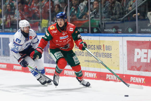 Fabrizio Pilu, 68, of the Augsburger Panther, and Tom Kühnhackl, 34, of the Adler Mannheim, during the game between the Augsburger Panther and the Adler Mannheim, men s ice hockey, DEL, 2026–2027, Matchday 9 on October 16, 2026, in Augsburg, Curt Frenzel Stadium, Bavaria, Germany