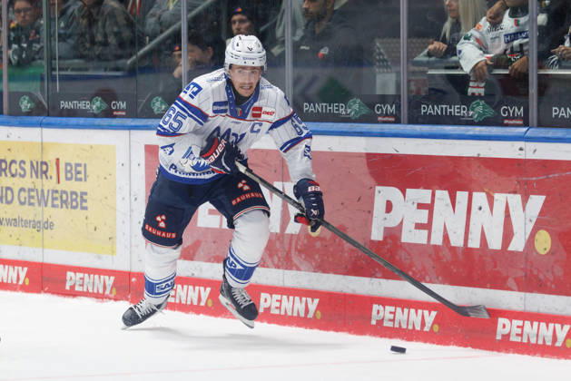 Marc Michaelis, 65, Adler Mannheim, during the game between the Augsburger Panther and Adler Mannheim, ice hockey, men s, DEL, 2026–2027, Matchday 9 on October 16, 2026, in Augsburg, Curt Frenzel Stadium, Bavaria, Germany