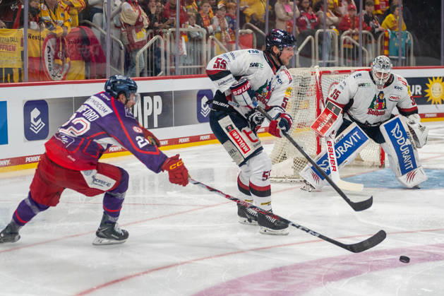 Erik Bradford (Düsseldorf EG, 22) tries to stop Moritz Wirth (EHC Freiburg, 55) from passing the puck. DEG vs. EHC Freiburg, Ice Hockey, DEL2, Matchday 9, 2026–2027 Season, October 16, 2026, DEG vs. EHC Freiburg, ice hockey, DEL2, Matchday 9, 2026–2027 season, October 16, 2026, Düsseldorf Copyright: xEibner-Pressefoto ThomasxHaeslerx EP_THR