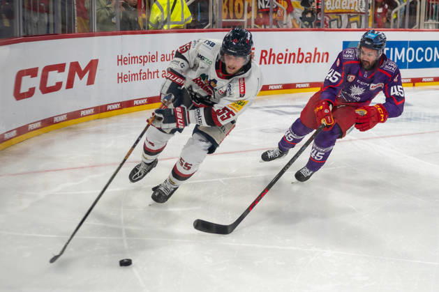 Face-off between Moritz Wirth (EHC Freiburg, 55) and Jason Bast (Duesseldorfer EG, 45); DEG vs. EHC Freiburg, ice hockey, DEL2, Matchday 9, 2026–2027 season, October 16, 2026, DEG vs. EHC Freiburg, Ice Hockey, DEL2, Matchday 9, 2026–2027 Season, October 16, 2026, Düsseldorf Copyright: xEibner-Pressefoto ThomasxHaeslerx EP_THR
