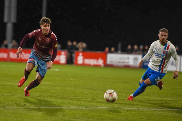 Soccer I Men s I 2026–2027 Season I Regionalliga Nord I Matchday 14 I SC Weiche Flensburg 08 vs. SV Drochtersen Assel I October 16, 2026; from left: Maksym Tytarenko 29, SC Weiche Flensburg 08, Ole Wohlers 20, SV Drochtersen Assel Copyright: xLobeca JanxKirschnerx