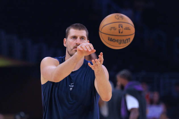 October 16, 2026, Los Angeles, California, USA: Nikola Jokic 15 of the Denver Nuggets during warmups before a preseason NBA, Basketball Herren, USA game against the Los Angeles Lakers on Friday October 16, 2026 at Crypto.com Arena in Los Angeles, California. JAVIER ROJAS PI Lakers Vs. Nuggets - Preseason  - ZUMAp124 20261016_zaa_p124_001 Copyright: xJavierxRojasx