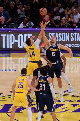 October 16, 2026, Los Angeles, California, USA: Walker Kessler 14 of the Los Angeles Lakers and Nikola Jokic 15 of the Denver Nuggets go for the opening tip-off of a preseason NBA, Basketball Herren, USA game on Friday, October 16, 2026, at Crypto.com Arena in Los Angeles, California. JAVIER ROJAS PI Lakers Vs. Nuggets - Preseason - ZUMAp124 20261016_zaa_p124_006 Copyright: xJavierxRojasx