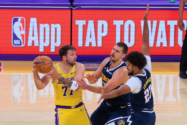 October 16, 2026, Los Angeles, California, USA: Luka Doncic 77 of the Los Angeles Lakers is guarded by Nikola Jokic 15 and Cameron Johnson 23 of the Denver Nuggets during a preseason NBA, Basketball Herren, USA game on Friday, October 16, 2026, at Crypto.com Arena in Los Angeles, California. JAVIER ROJAS PI Lakers Vs. Nuggets - Preseason - ZUMAp124 20261016_zaa_p124_013 Copyright: xJavierxRojasx