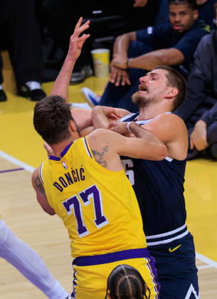 October 16, 2026, Los Angeles, California, USA: Luka Doncic 77 of the Los Angeles Lakers and Nikola Jokic 15 of the Denver Nuggets battle for the ball during a preseason NBA, Basketball Herren, USA game on Friday, October 16, 2026, at Crypto.com Arena in Los Angeles, California. JAVIER ROJAS PI Lakers Vs. Nuggets - Preseason - ZUMAp124 20261016_zaa_p124_017 Copyright: xJavierxRojasx