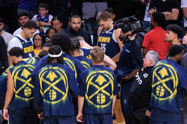 October 16, 2026, Los Angeles, California, USA: Nikola Jokic 15 of the Denver Nuggets and teammates get ready for a preseason NBA, Basketball Herren, USA game against the Los Angeles Lakers on Friday October 16, 2026 at Crypto.com Arena in Los Angeles, California. Lakers lose to Nuggets, 106-121. JAVIER ROJAS PI Lakers Vs. Nuggets - Preseason  - ZUMAp124 20261016_zaa_p124_042 Copyright: xJavierxRojasx