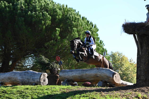 MONDIAL DU LION 2026 - CROSS COUNTRY LE LION-D ANGERS, FRANCE - OCTOBER 17, 2026 : Caroline Powell riding WLS Ravenscourt during the cross-country competition at the Mondial du Lion 2026, FEI WBFSH Eventing World Breeding Championship for Young Horses. Le Lion-d AngersFrance  Copyright: xEmilienxJousselinx