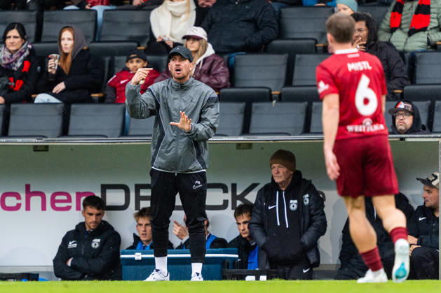 3rd Division: SG Sonnenhof Großaspach vs. SC Preußen Münster, October 17, 2026, Aspach, GERMANY October 17, 2026 Pascal Reinhardt, head coach of SG Sonnenhof Großaspach, on the sidelines during the match between SG Sonnenhof Großaspach and SC Preußen Münster on Matchday 10 of the 3. Liga at the WIRmachenDRUCK Arena Copyright: xBEAUTIFULxSPORTS Steinx
