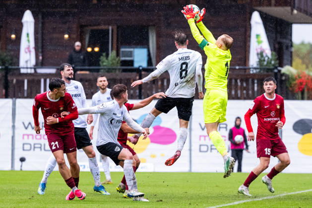 3rd Division: SG Sonnenhof Großaspach vs. SC Preußen Münster, October 17, 2026, Aspach, GERMANY. October 17, 2026. Maximilian Reule, SG Sonnenhof Großaspach, 1 with the ball in the penalty area during the match between SG Sonnenhof Großaspach and SC Preußen Münster on Matchday 10 of the 3rd League at the WIRmachenDRUCK Arena Copyright: xBEAUTIFULxSPORTS Steinx