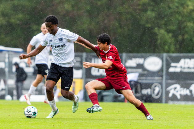 3rd Division: SG Sonnenhof Großaspach vs. SC Preußen Münster, October 17, 2026, Aspach, GERMANY. October 17, 2026: Wesley Adeh (SC Preußen Münster) in a tackle with Franz Xaver Bleicher (SG Sonnenhof Großaspach), 4 during the match between SG Sonnenhof Großaspach and SC Preußen Münster on Matchday 10 of the 3. Liga at the WIRmachenDRUCK Arena Copyright: xBEAUTIFULxSPORTS Steinx