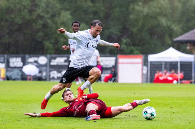 3rd Division: SG Sonnenhof Großaspach vs. SC Preußen Münster, October 17, 2026, Aspach, GERMANY. October 17, 2026: Tim Rossmann of SG Sonnenhof Großaspach (No. 11) in a tackle with Louis Kolbe of SC Preußen Münster, 2 during the match between SG Sonnenhof Großaspach and SC Preußen Münster on Matchday 10 of the 3. Liga at the WIRmachenDRUCK Arena Copyright: xBEAUTIFULxSPORTS Steinx