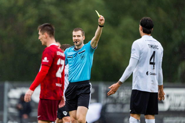 3rd Division: SG Sonnenhof Großaspach vs. SC Preußen Münster, October 17, 2026, Aspach, GERMANY October 17, 2026 Antonio Tikvic of SC Preußen Münster receives a yellow card from referee Simon Schreiner during the match between SG Sonnenhof Großaspach and SC Preußen Münster on Matchday 10 of the 3. Liga at the WIRmachenDRUCK Arena Copyright: xBEAUTIFULxSPORTS Steinx