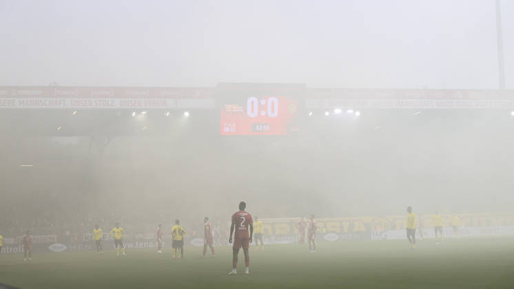 In the photo, from left: smoke, fog, and haze on the field; game interruption; GER, Berlin, soccer, 1. FC Union Berlin vs. Borussia Dortmund (BVB 09), at the Alte Försterei, October 17, 2026, DFB and DFL regulations prohibit any use of photographs as image sequences and or quasi-video, Copyright: HMBxMedia UwexKoch